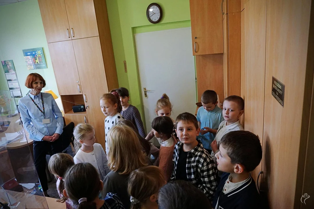 Uczniowie SP nr 2 w Kutnie odwiedziły Urząd Miasta. Spotkały się z prezydentem i strażnikami miejskimi