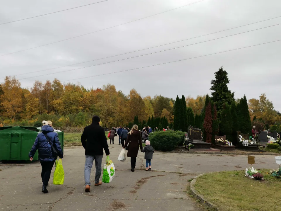 Dzień Wszystkich Świętych na cmentarzu komunalnym w Zgierzu