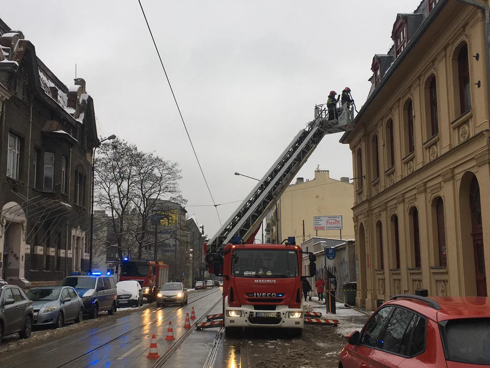 Strażacy usuwali śnieg i lód z kamienicy przy ul. Gdańskiej 84