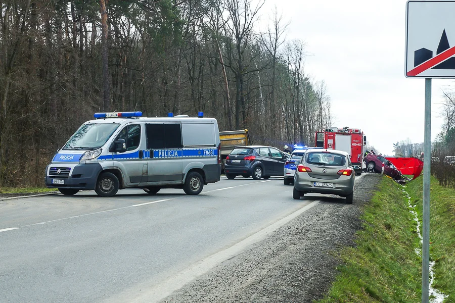 Do groźnego wypadku doszło, na ważnej drodze, pomiędzy Pabianicami a Bełchatowem.