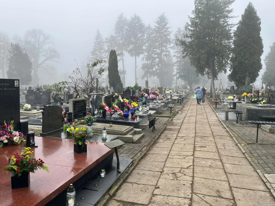 Przygotowania do Wszystkich Świętych w pełni na cmentarzu Rzymskokatolickim p. wezw. św. Franciszka na Chojny