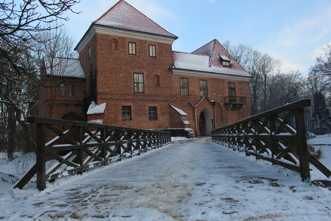 W Kutnie i okolicach: Zamek w Oporowie w zimowej scenerii