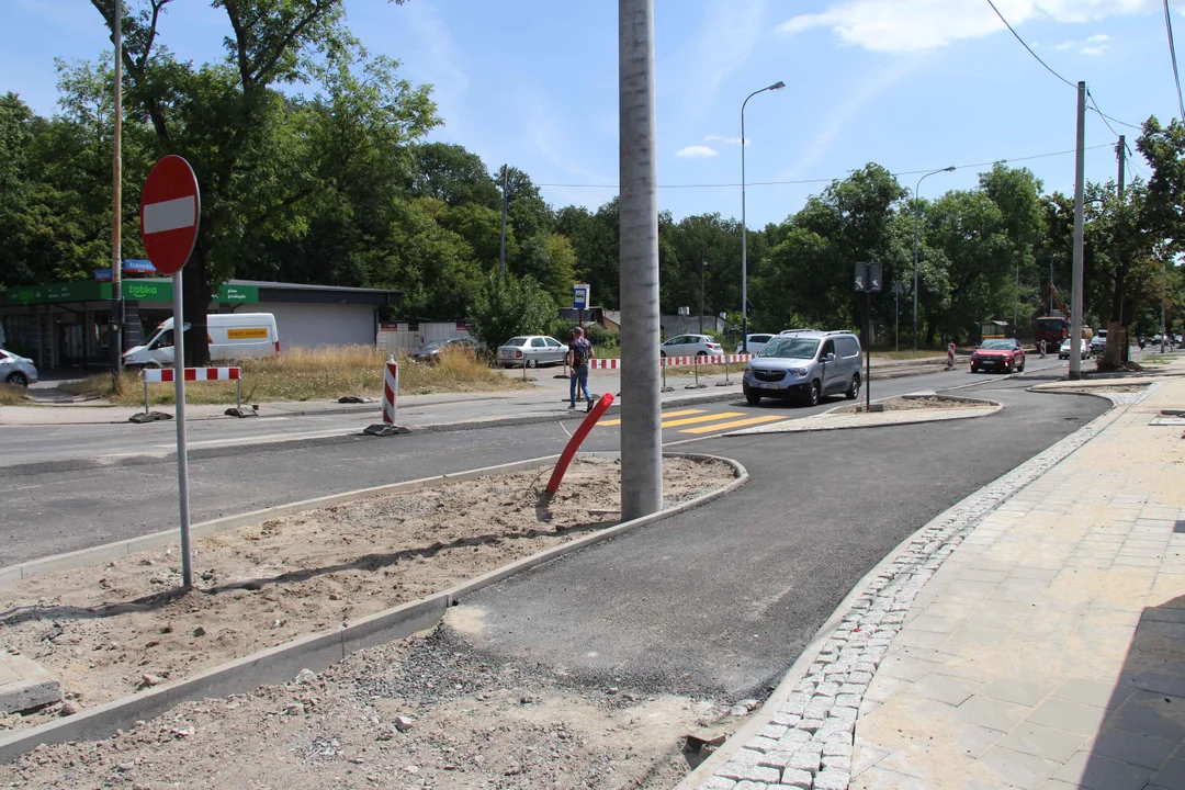 Słup na środku drogi rowerowej na Krakowskiej