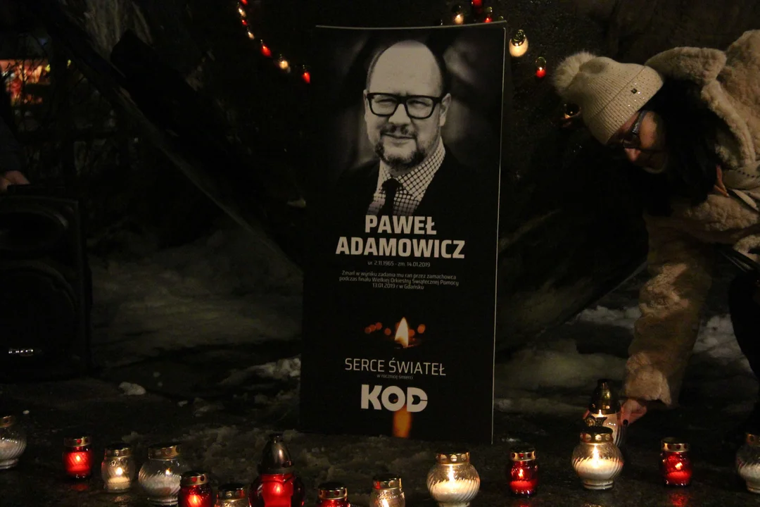 Piąta rocznica śmierci Pawła Adamowicza na pl. Wielkiej Orkiestry Świątecznej Pomocy w Łodzi