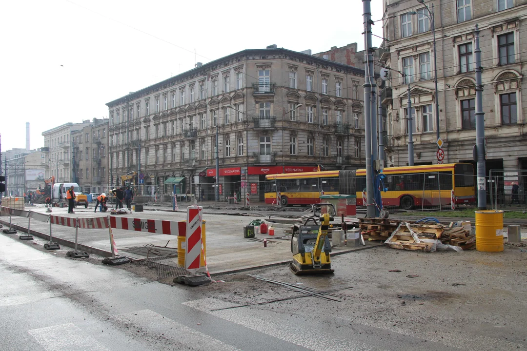 Trwa łączenie nowego torowiska ze starym przy ul.Legionów w Łodzi