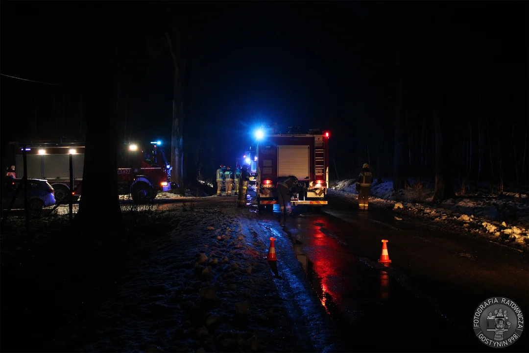 Wypadek na drodze do Gostynina. Samochód dachował, byli ranni [ZDJĘCIA] - Zdjęcie główne