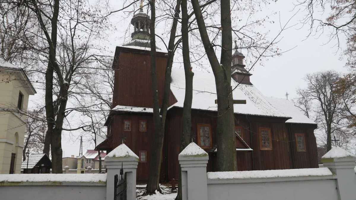 W Kutnie i okolicach: Urokliwy kościół w gminie Krzyżanów. Polska mogła go oglądać w jednym z seriali [ZDJĘCIA] - Zdjęcie główne