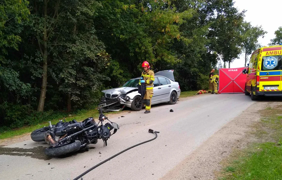 Poważny wypadek w Kutnie. Zderzenie motocykla z osobówką, jedna osoba ciężko ranna