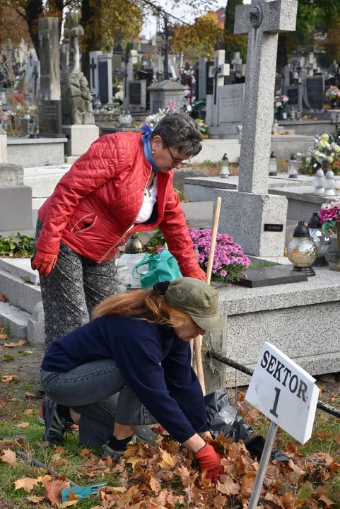 Członkowie TPZK posprzątali zabytkowe groby na kutnowskim cmentarzu