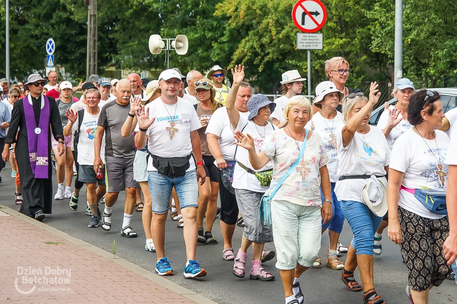 Pielgrzymka przeszła przez Bełchatów. Rozśpiewani pątnicy zmierzają na Jasną Górę [FOTO] - Zdjęcie główne