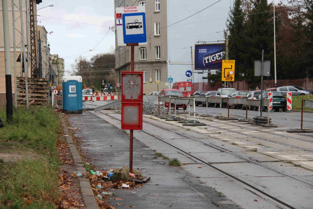 Brudny przystanek tramwajowy przy centrum krwiodawstwa w Łodzi