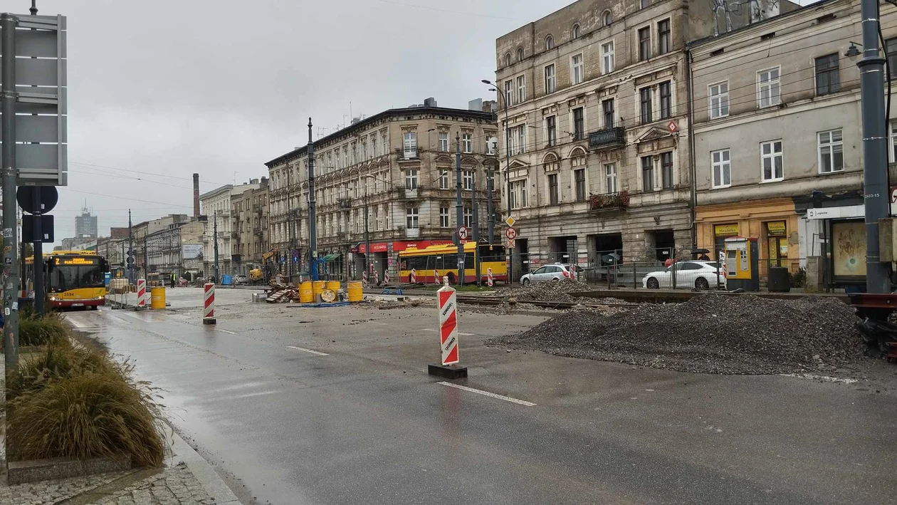 Trwa łączenie nowego torowiska ze starym przy ul.Legionów w Łodzi