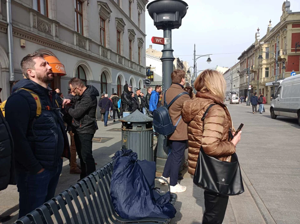 Tłum fanów pod Grand Hotelem w Łodzi