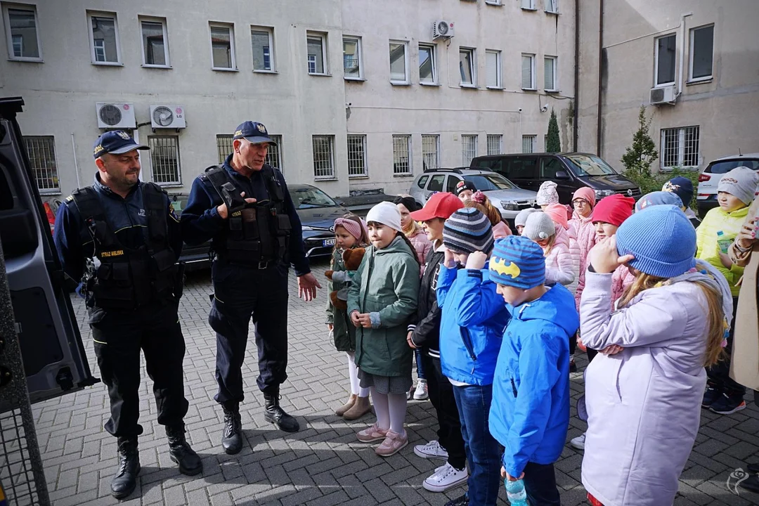 Uczniowie SP nr 2 w Kutnie odwiedziły Urząd Miasta. Spotkały się z prezydentem i strażnikami miejskimi