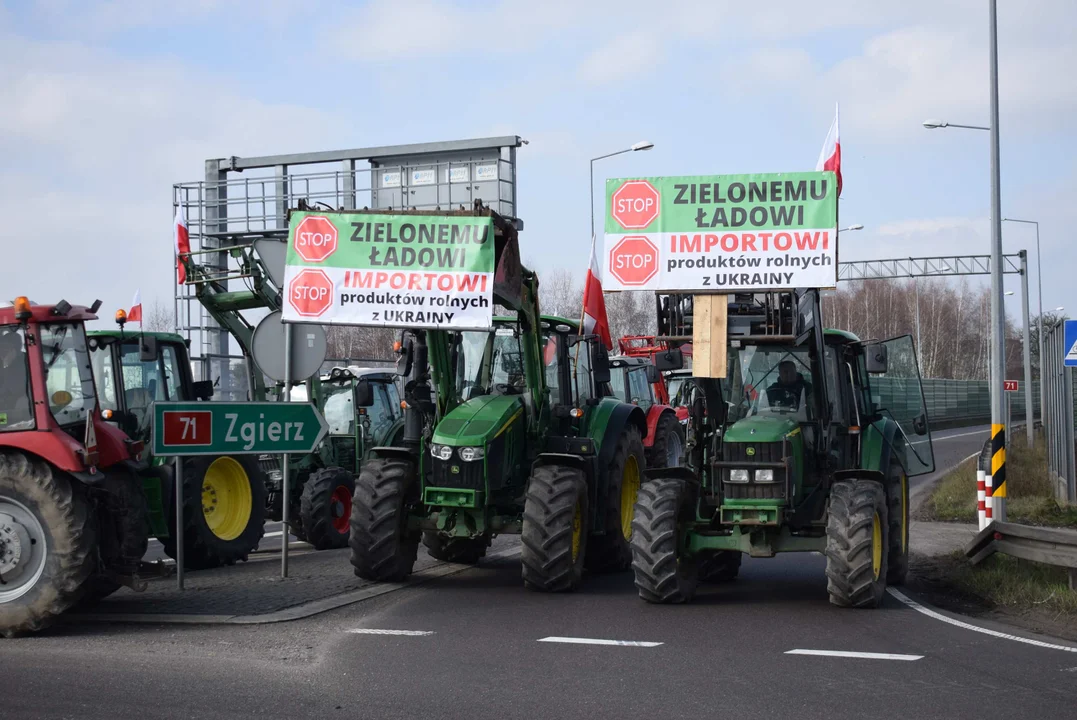 Rolnicy blokują autostrady. Nie zamierzają się poddać [ZDJĘCIA] - Zdjęcie główne