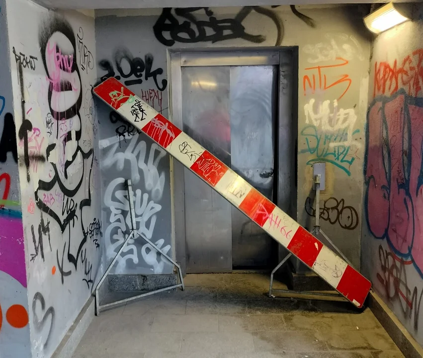 Miejskie windy w wielu miejscach w Łodzi nie działają. Miały być ułatwieniem, często są dodatkową przeszkodą [ZDJĘCIA] - Zdjęcie główne