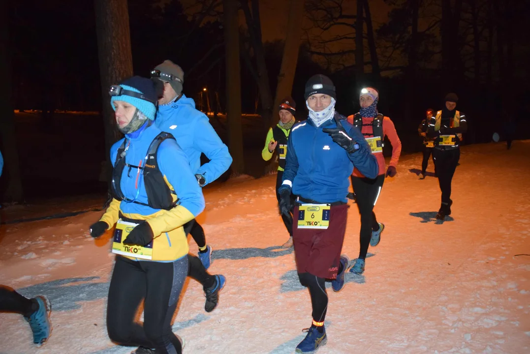 Nocny maraton po Lesie Łagiewnickim. Na starcie byli też pabianiczanie [ZDJĘCIA] - Zdjęcie główne