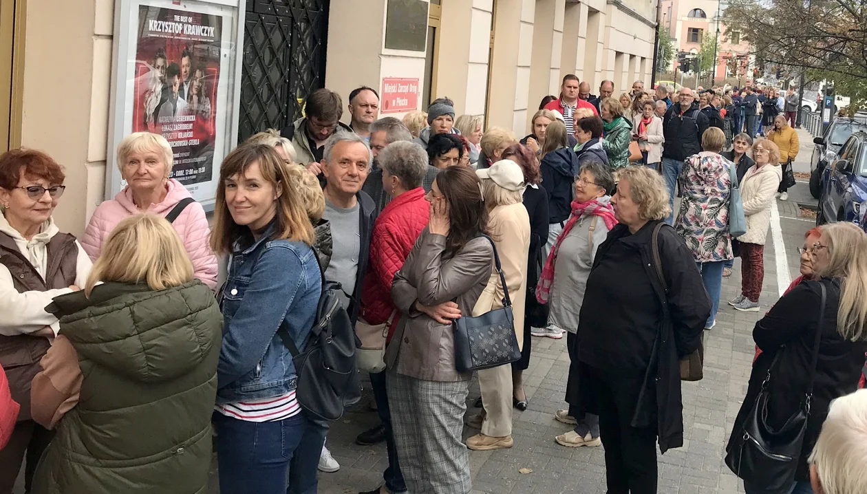 Ogromne zainteresowanie koncertami. Kolejka 150 osób, jedna kasa, czyli prawie trzy godziny czekania [ZDJĘCIA] - Zdjęcie główne