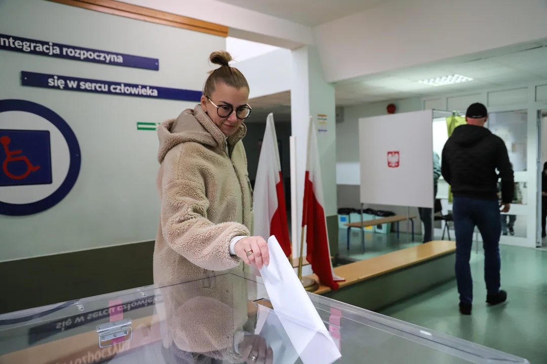 Płock głosuje! W niektórych komisjach kolejki na kilkanaście minut [ZDJĘCIA] - Zdjęcie główne