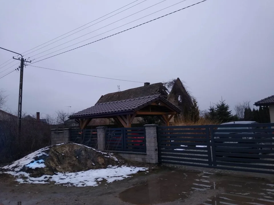 W miejscowości Bielawki w jednym z domów zawalił się dach. Służby zabezpieczają budynek