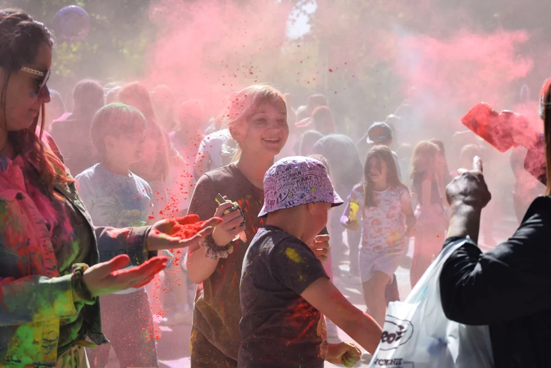 Bańki mydlane i mnóstwo kolorów! Zobacz zdjęcia z festiwalu w Parku Miejskim w Zgierzu [GALERIA] - Zdjęcie główne