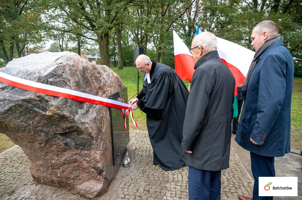 Na dawnym bełchatowskim cmentarzu odsłonięto pamiątkową tablicę. Kogo upamiętnia? [FOTO] - Zdjęcie główne