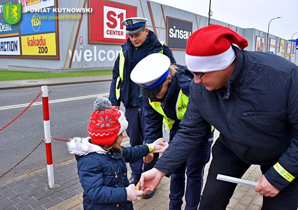 Władze powiatu kutnowskiego i funkcjonariusze policji rozdawali mieszkańcom odblaski z okazji mikołajek