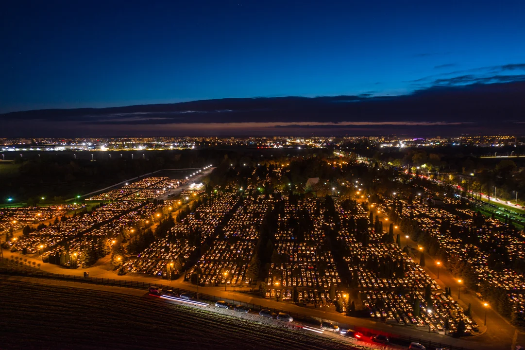 Wszystkich Świętych z drona. Klimatyczne zdjęcia płockich cmentarzy [ZDJĘCIA Z DRONA] - Zdjęcie główne