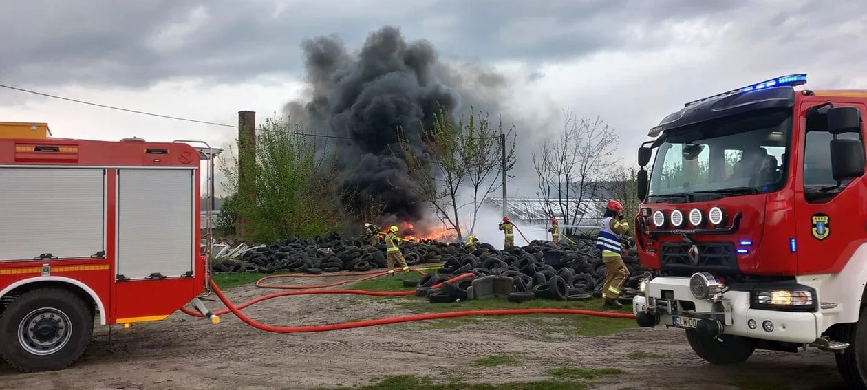 Policja bada przyczyny pożarów na składowisku w Gadce Starej. Podpalano opony zamiast je utylizować?