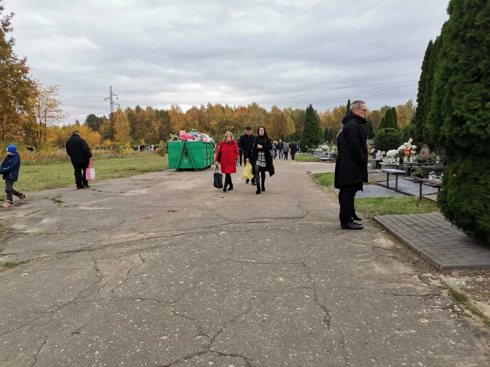 Dzień Wszystkich Świętych na cmentarzu komunalnym w Zgierzu