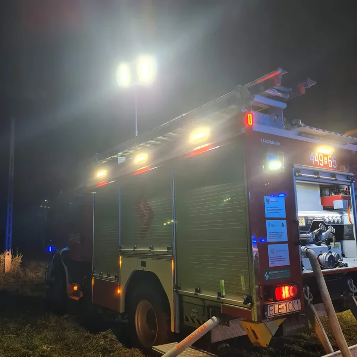 51 strażaków walczyło z pożarem, jaki wybuchł w budynku po starej szkole w miejscowości Łubno