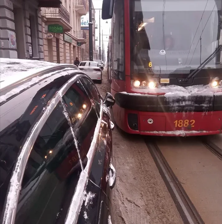 Nieprawidłowe parkowanie na torowisku - tramwaje MPK Łódź mają problem z przejazdem w tym miejscu