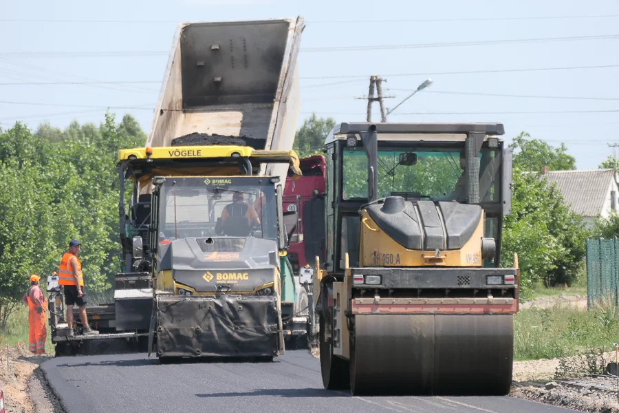Nowy asfalt na drogach koło Bełchatowa. Gdzie pracują drogowcy? [FOTO] - Zdjęcie główne