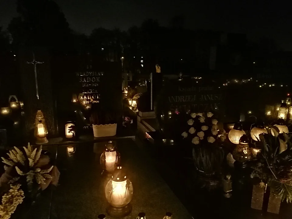 Zgierski cmentarz wieczorową porą