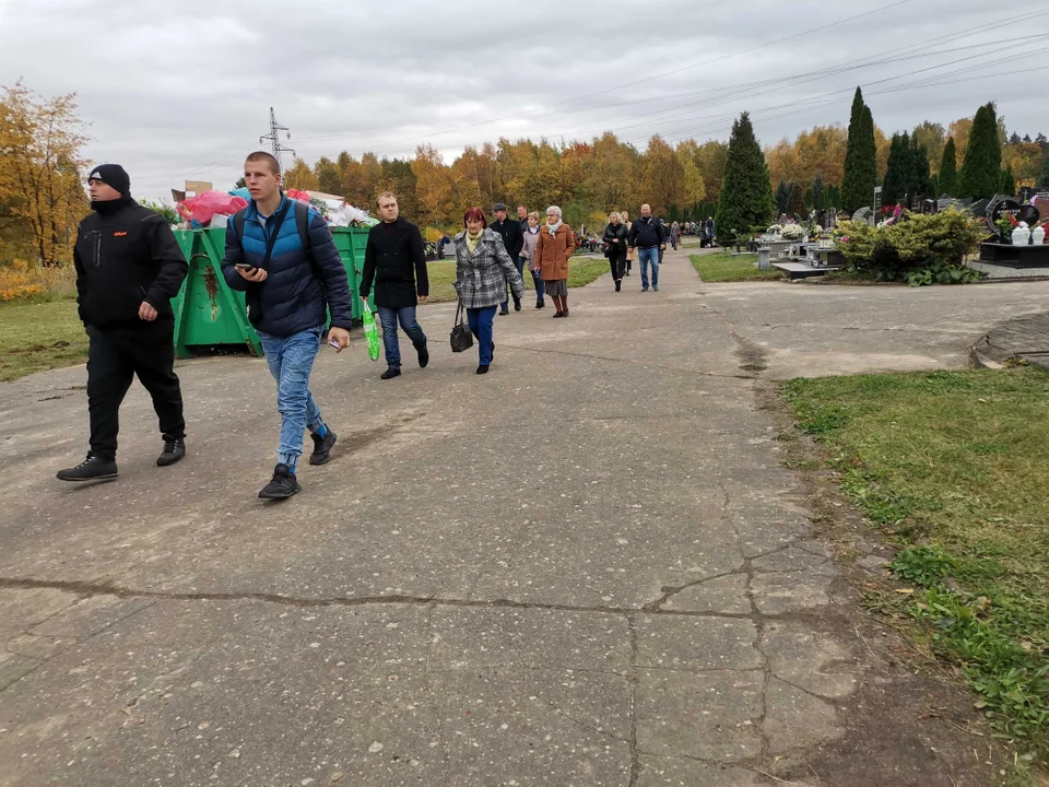 Dzień Wszystkich Świętych na cmentarzu komunalnym w Zgierzu