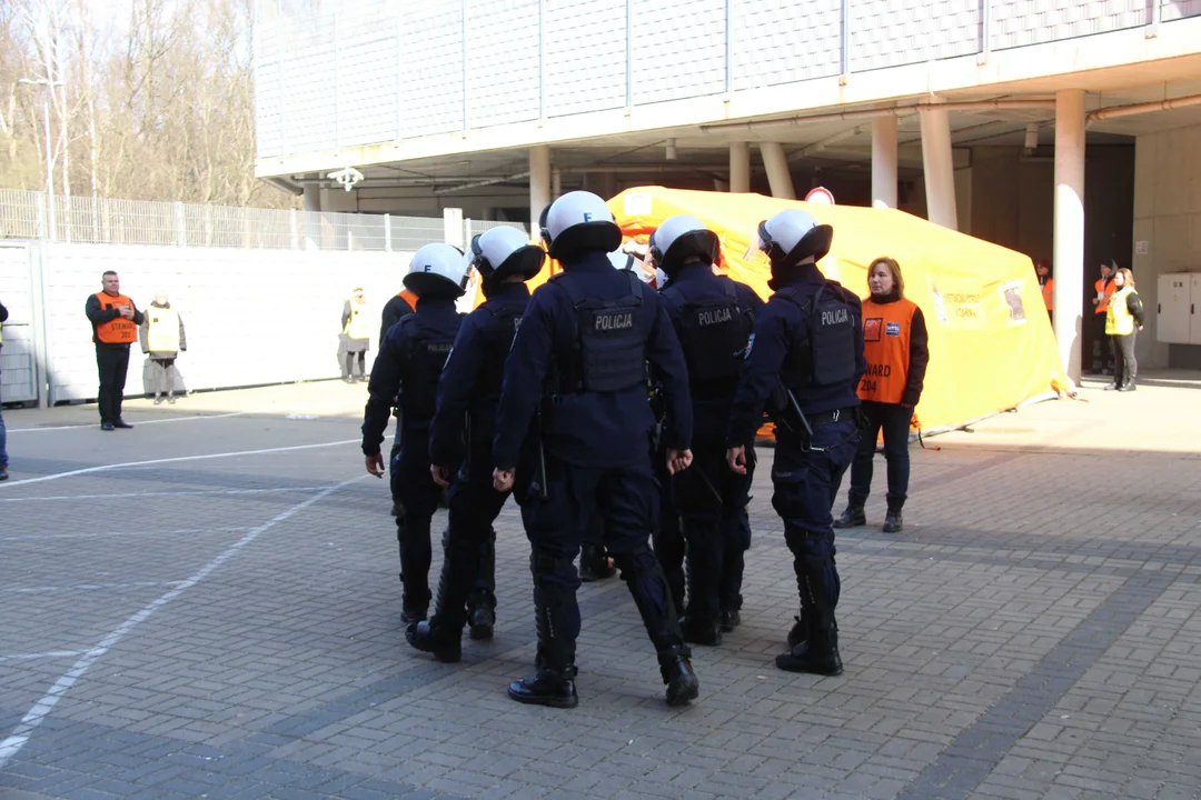 Ćwiczenia służb specjalnych na stadionie ŁKS-u