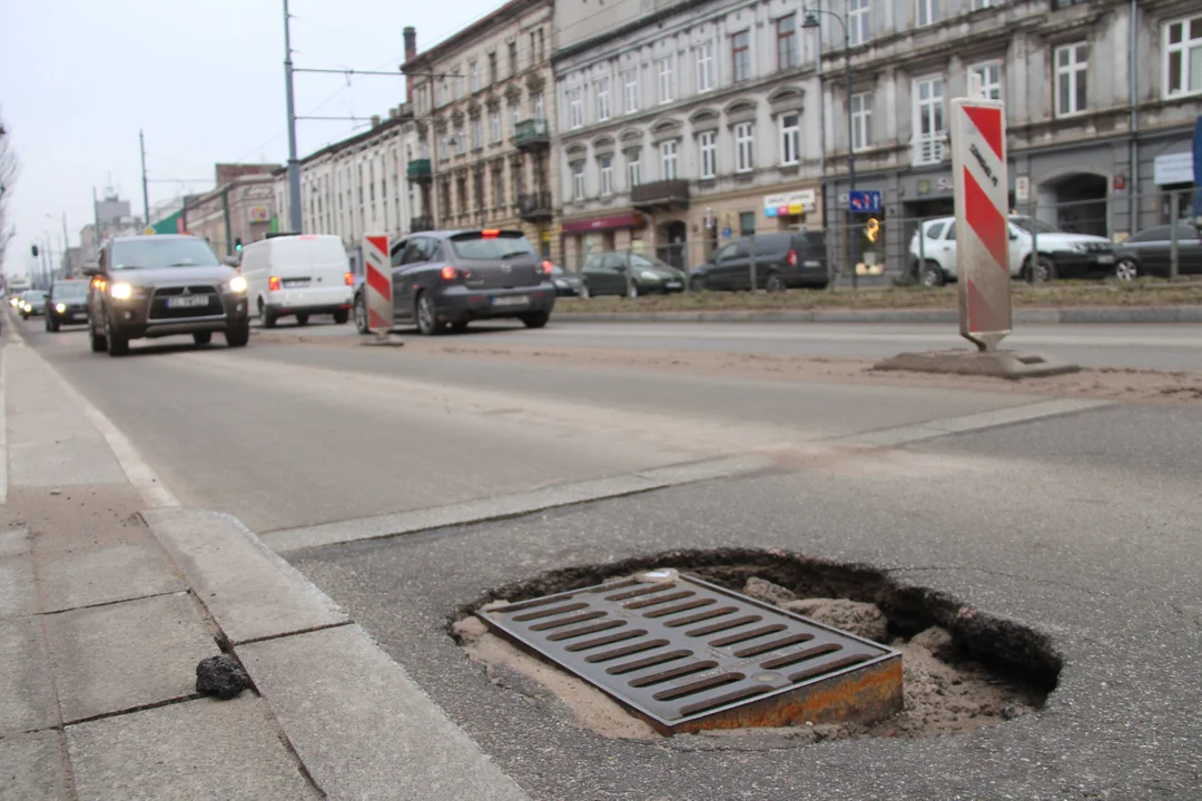 Dziura przy przystanku autobusowym na ulicy Zachodniej w Łodzi