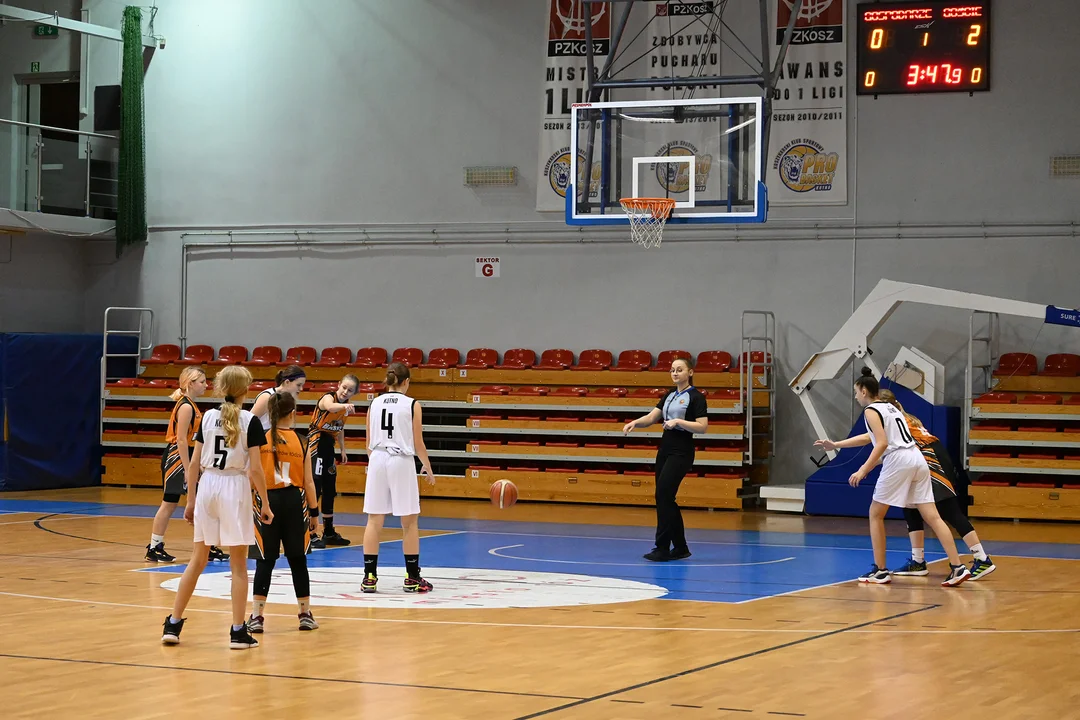 Młodziczki KS Kutno pokonały we własnej hali UKS Basket Aleksandrów Łódzki 52:50