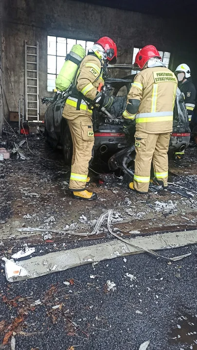 Samochód i garaż stanęły w ogniu w Drużbica Kolonii