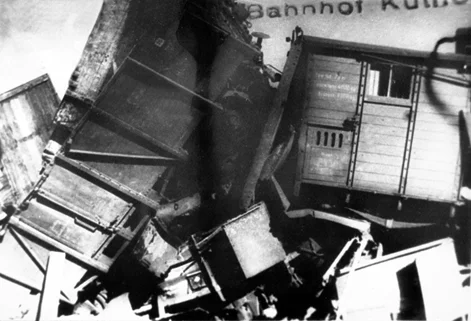 Zniszczone wagony na stacji Kutno – wrzesień 1939 r.