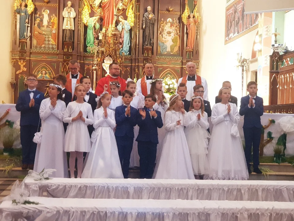 Pierwsza Komunia Święta dzieci w kościele św. Katarzyny w Zgierzu. Dla wielu z nich to ważny moment - Zdjęcie główne
