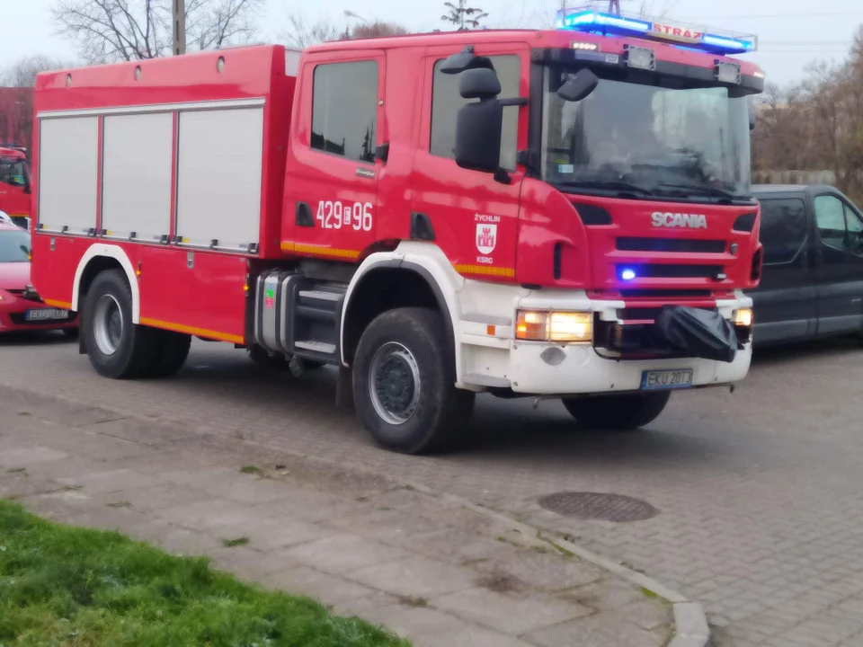 Trzy zastępy straży pożarnej interweniowały wczoraj w Żychlinie, gdzie w jednym z mieszkań doszło do pożaru