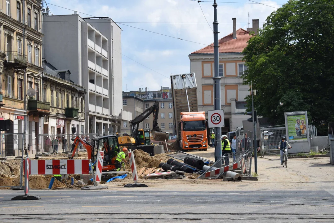 Zakaz wejścia na przejście, które prowadzi do przystanku. Ludzie przecierali oczy ze zdziwienia [ZDJĘCIA]