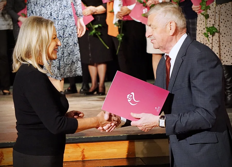 Prezydent Zbigniew Burzyński nagrodził nauczycieli i dyrektorów szkół