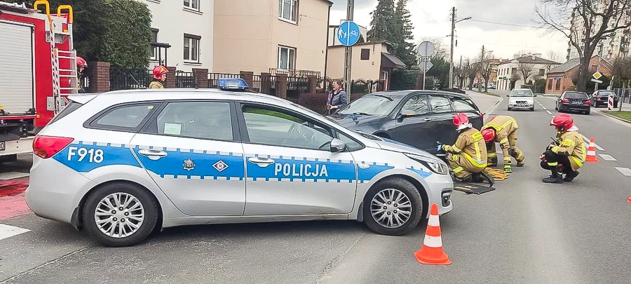 Akcja strażaków i policji na Czyżewskiego. Musieli podnosić samochód - Zdjęcie główne