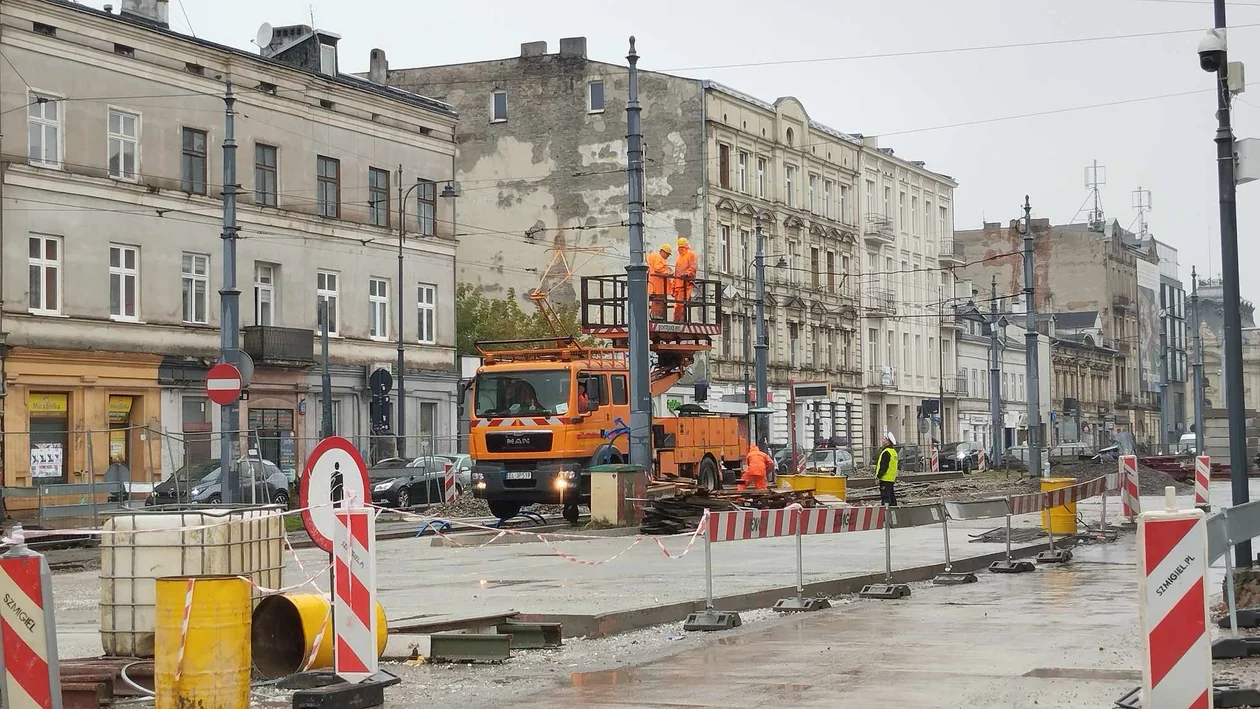 Trwa łączenie nowego torowiska ze starym przy ul.Legionów w Łodzi
