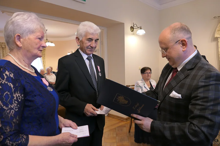 Świętowali małżeńskie jubileusze. Pary odznaczono medalami prezydenta Andrzeja Dudy [FOTO] - Zdjęcie główne