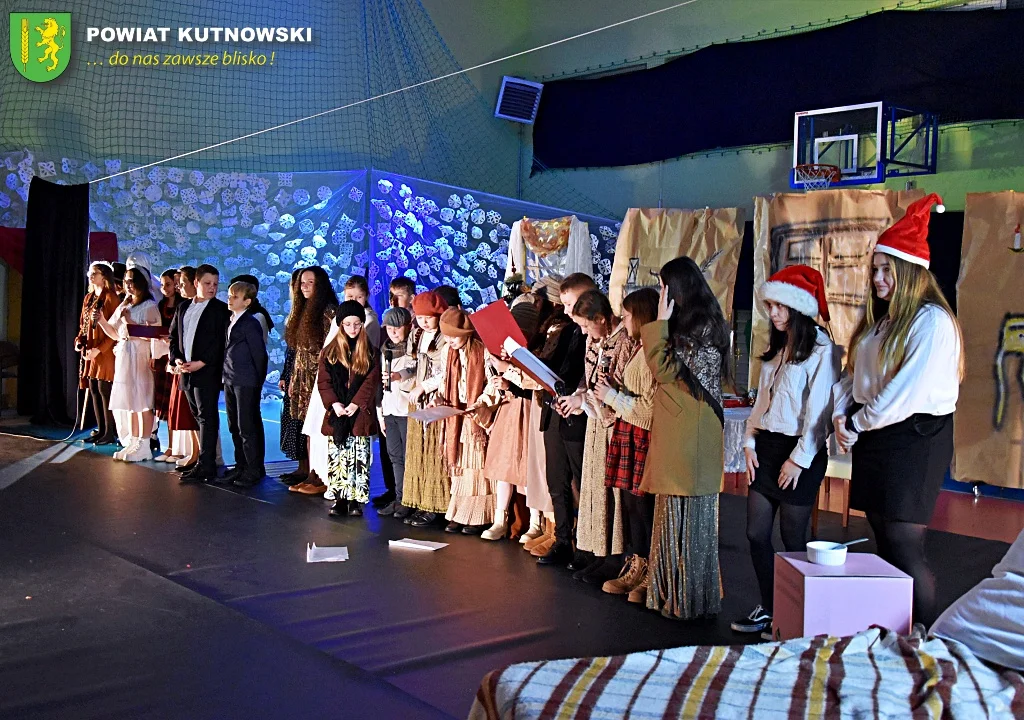 Uczniowie Szkoły Podstawowej w Nowem przygotowali "Opowieść wigilijną"