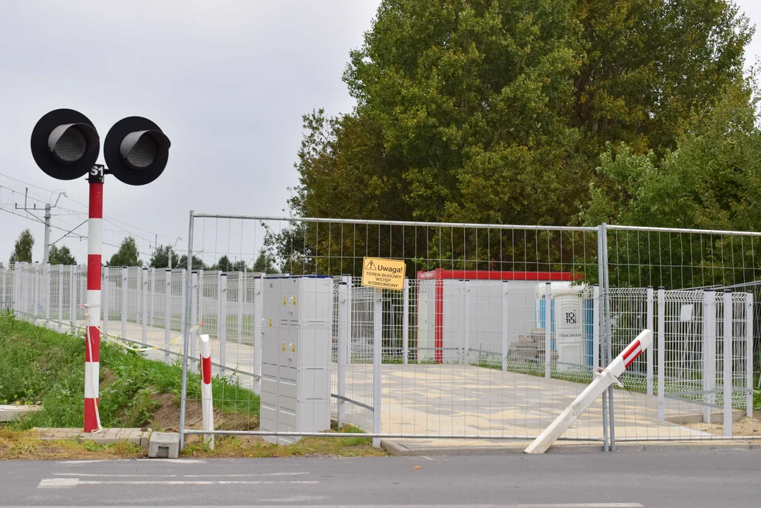 Z peronu prosto na ulicę. Mieszkańcy Jedlicza obawiają się o swoje bezpieczeństwo [ZDJĘCIA] - Zdjęcie główne