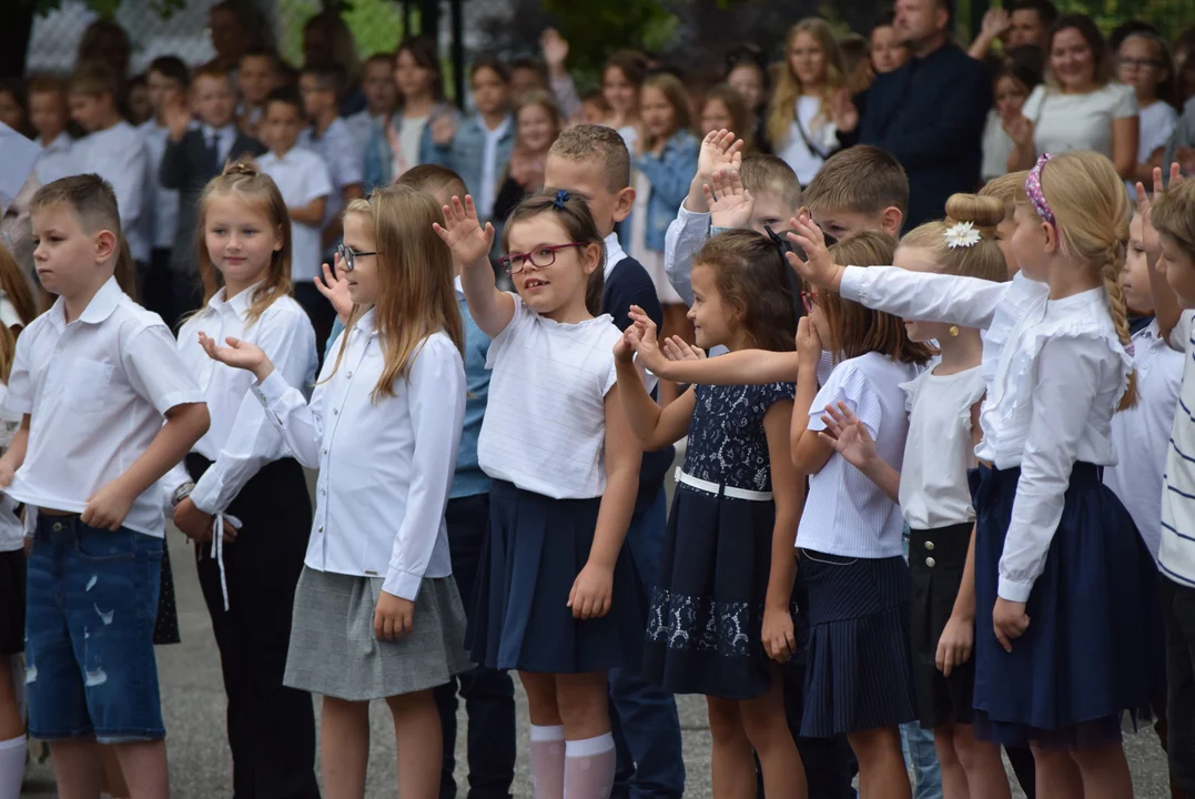 Uczniowie wracają do szkoły. Rozpoczęcie roku szkolnego w SP nr 3 w Zgierzu [ZDJĘCIA] - Zdjęcie główne